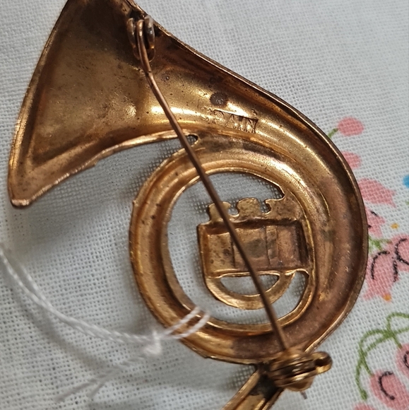 Vintage Gold Damascene French Horn Pin made in Spain - Picture 2 of 2